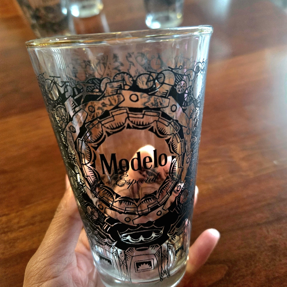 Modelo Gold Rimmed Pint Glasses - Picture 2 of 4